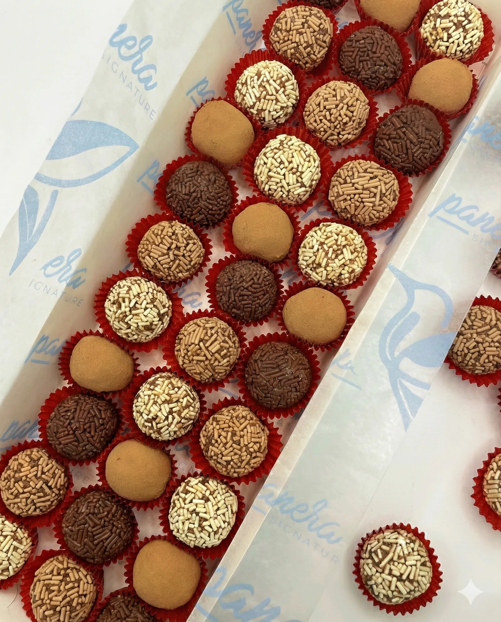 Caja de trufas y tortugas artesanales de Panera Signature en Puebla